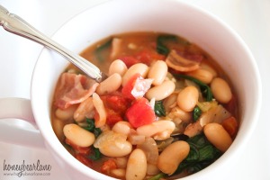 Tuscan Spinach & Bean Soup | Image from http://www.honeybearlane.com